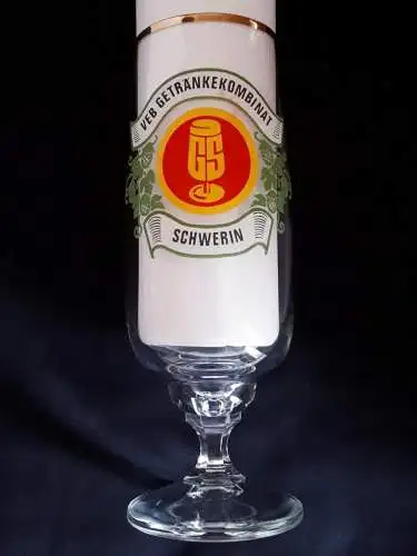 Bierglas VEB Getränkekombinat Schwerin mit Goldrand