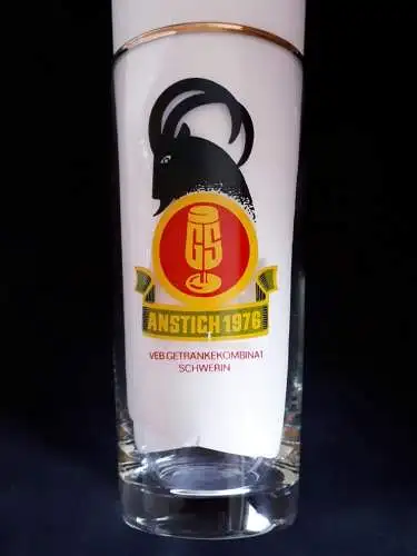 Bierglas GS Anstich 1976 VEB Getränkekombinat Schwerin mit Goldrand