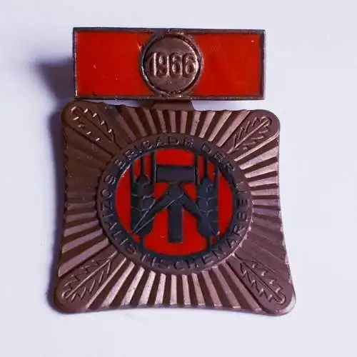 DDR Abzeichen Kollektiv der sozialistischen Arbeit 1966