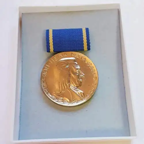DDR Abzeichen Orden Johann Heinrich Pestalozzi 