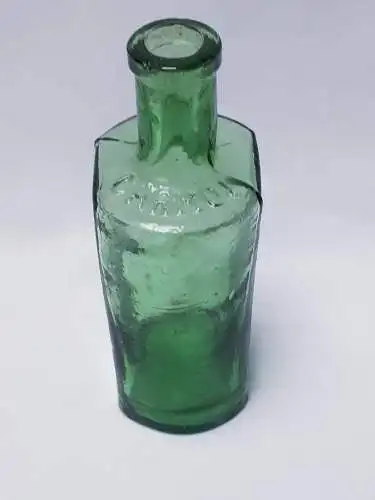Grüne Glasflasche Carmol