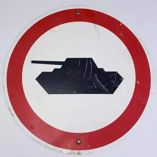 Verkehrsschild Verbot für militärische Kettenfahrzeuge 
