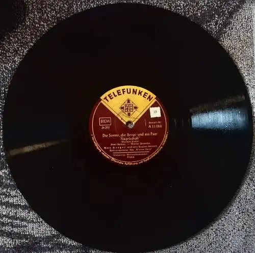Schellackplatte 78 U/Min. : Max Greger und sein Enzian-Sextett - Weltenbummler-Polka / Die Sonne,die Berge und ein paar Nagelschuh - 1950