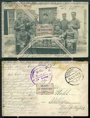 Orig. Foto AK Soldaten an der Front Gruppenfoto mit Foto Album auf Tisch liegen