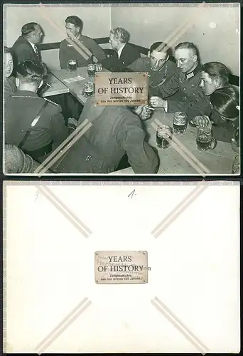 Pressefoto  23x17cm Soldaten bei Bier vom Fass im Gespräch mit Ausländer Bier