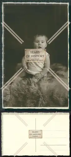Orig. Foto Kind Kleinkind Junge Mädchen sitzend auf Fell