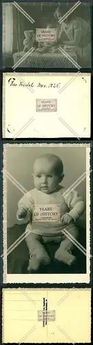 Orig. Foto 2x Kind Baby auf Tisch mit Teddy Bär sitzend und Mutter
