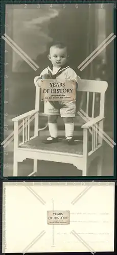 Orig. Foto Kind Junge im Matrosenanzug mit Stofftier auf Stuhl stehend