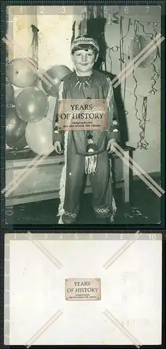 Orig. Foto Kind Junge verkleidet Indianer Karneval Fasching Luftschlangen Luftb