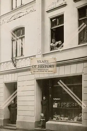 Repro Foto Geschäft 1918 Säbel Degen Pickelhaube im Schaufenster Persil Wicküler