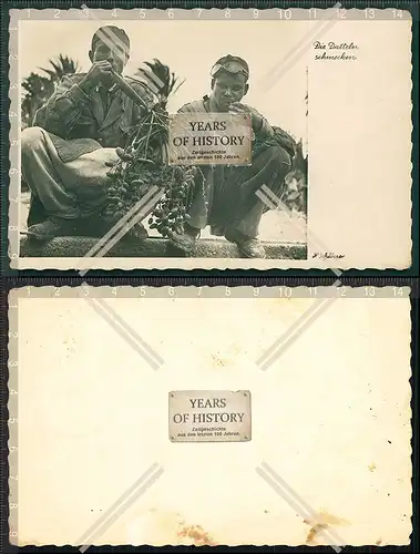 Orig. Foto AK Libyen Afrika 1941-42 Soldaten u. Afrikaner Die Datteln schmecken