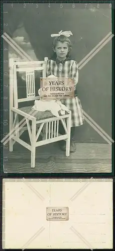 Orig. Foto AK  Mädchen mit Schildkröt Puppe auf Stuhl