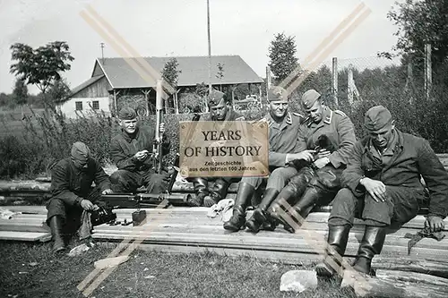 Repro Foto 10x15cm Soldaten Luftwaffe MG reinigen am Bahndamm