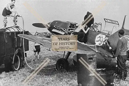 Foto Flugzeug Aircraft Me 109 Kennung siehe Foto Maschine wird betankt