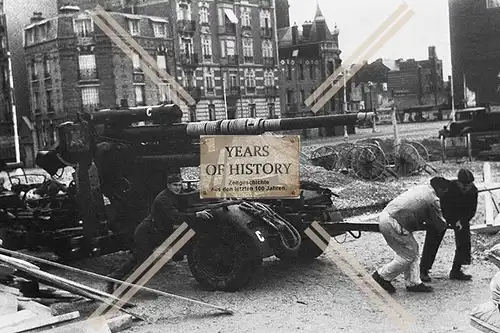 Foto Geschütz Flak viele Abschlussringe Soldaten verladen