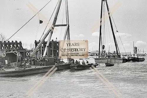 Repro Foto Taucher Tauchen Hafen zerstört Belgien Frankreich Holland Niederlande