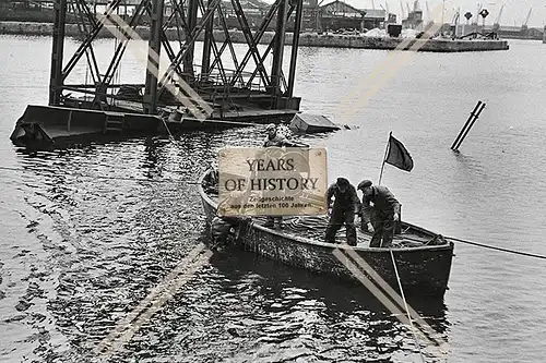 Repro Foto Taucher Tauchen Hafen zerstört Belgien Frankreich Holland Niederlande