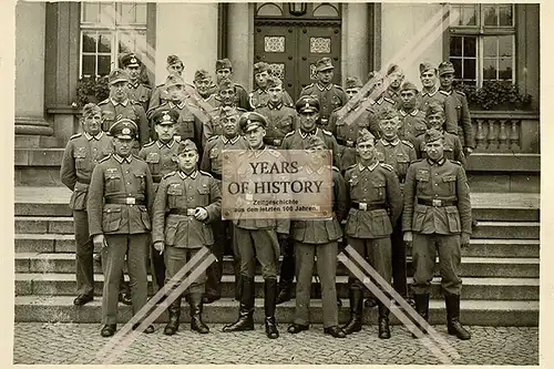 Repro Foto Gruppe Soldaten vor Gebäude