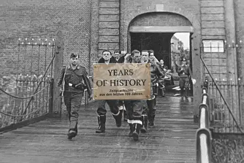 Repro Foto 10x15cm Gefangener Englischer Pilot Flugzeugführer Flugzeug airplane 