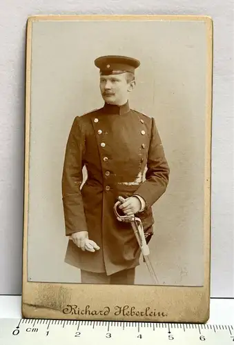 Orig. CDV Foto Soldat Uniform Säbel Degen Mütze Atelier Scharm Frankfurt am Main