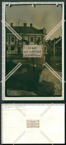 Orig. Foto AK Soldat 1943 Dänemark vor Friseurgeschäft Barbier 