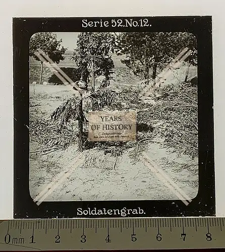 Orig. Glas Dia 8x8 cm Soldaten Grab mit Pickelhaube 1. Weltkrieg
