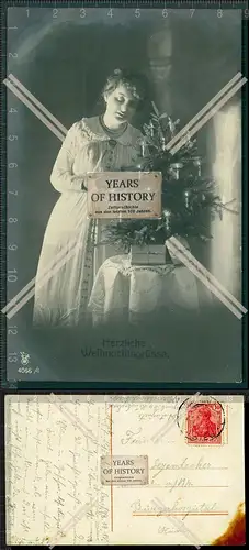 Orig. AK Herzlichen Weihnachtsgrüße eine Frau Mädchen steht vor einem Tisch 