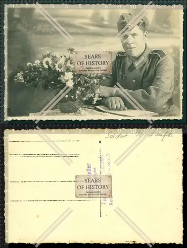 Orig. Foto Portrait Porträt Soldat Uniform Tisch mit Blumen