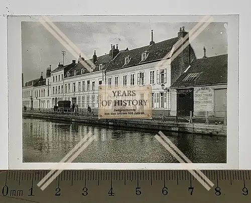 Orig. Glas Dia 1.WK Belgien Frankreich Straßenansicht am Fluss