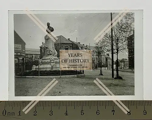 Orig. Glas Dia 1.WK Belgien Frankreich Dorf mit Denkmal Straßenansicht