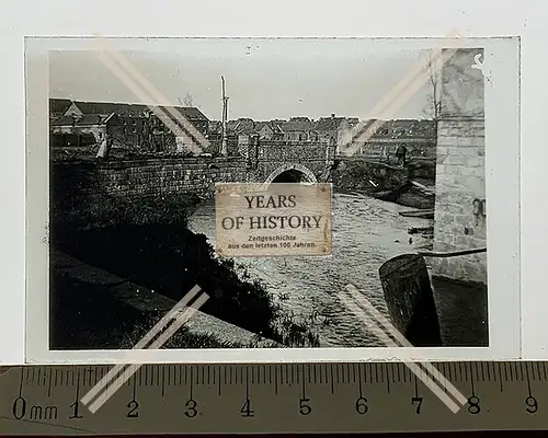 Orig. Glas Dia 1.WK Belgien Frankreich Dorf mit Fluss und Brücke nach Beschuss