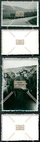 Orig. Foto 2x Soldaten marschieren im Gelände und vieles mehr