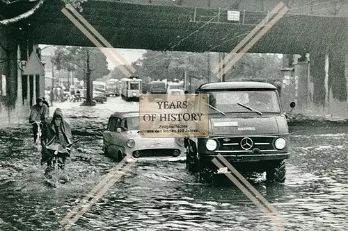 Foto Dortmund schwere Regenfälle nach Unwetter Straßenaufnahme Autos im Wasse