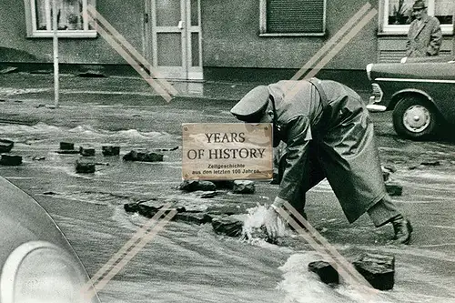 Foto Dortmund Innenstadt Hochwasserpolizist versucht Steine wegzuräumen 1967-6