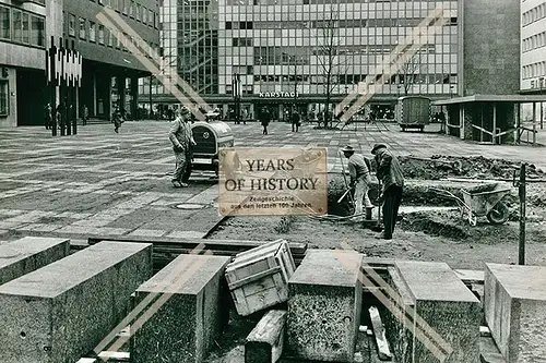 Foto Dortmund 1967-69 Sanierung Umbau Platz vor Karstadt Gebäude Straße uvm.