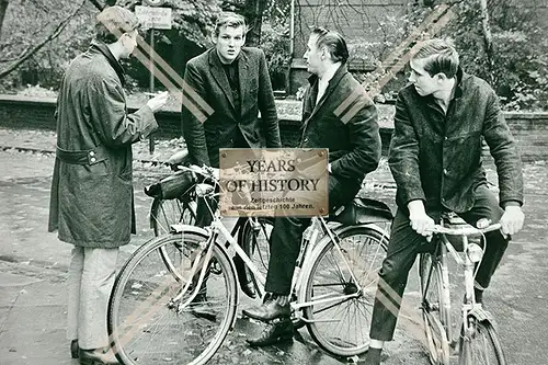 Foto Dortmund junge Männer mit Fahrrädern 1968 