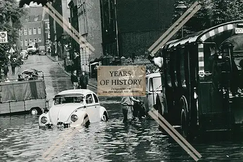 Foto Dortmund Innenstadt Hochwasser VW Käfer und andere Fahrzeuge verschwinden