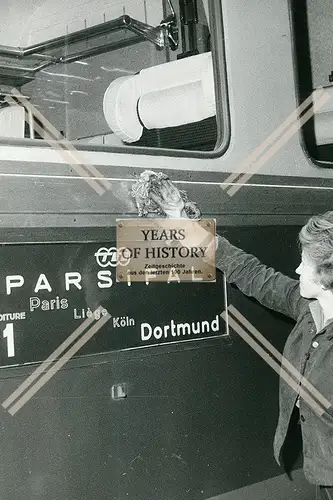 Foto Dortmund Bahnhof 1969 Putzkolonne junge Damen Zug Bahn