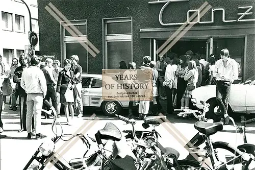 Foto Dortmund 1968 junge Menschen Jugendliche vor Tanzschule Conradi Mofa Moped