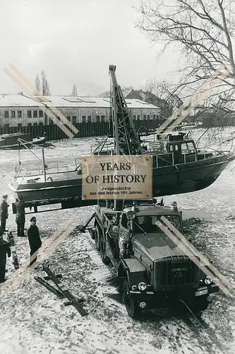 Foto Dortmund 1969 Boot wird mit großen Magirus-Deutz Kranschlepper aus Fluss