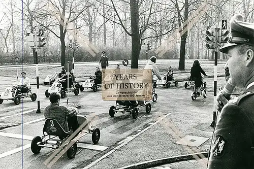 Foto Dortmund 1967 Kettcar Rennen mit Polizeiüberwachung