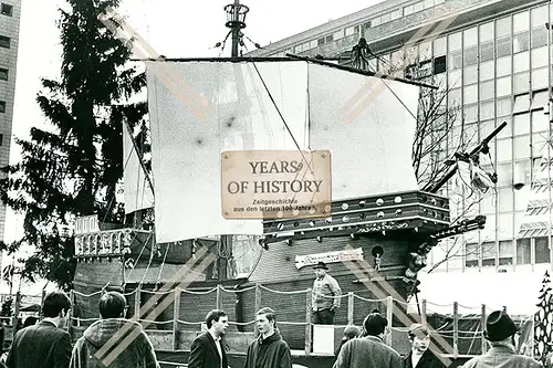 Foto Dortmund 1968 Weihnachtsmarkt Weihnachtskogge großer Tannenbaum