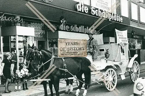 Foto Dortmund 1966 Innenstadt Geschäft die Schallplatte Pferdekutsche am Einga
