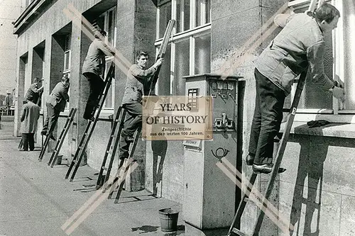 Foto Dortmund 1961 Fensterputzer Post Briefkasten Briefmarkenautomat