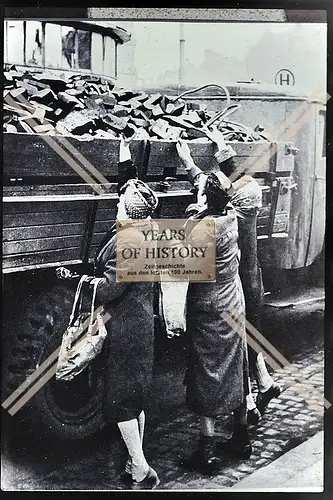 Foto Köln 1944-46 Kohlenklau Fahrzeug Frauen Briketts  Lastwagen 2. Weltkrieg WK