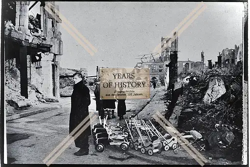 Foto Köln 1944-46 Hohe Straße, im Hintergrund der Rathausturm Kinderwagen