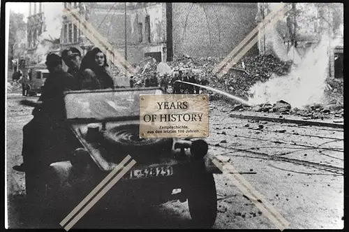 Foto Köln 1944-46 zerstört Fahrzeug Auto Löscharbeiten im Hintergrund