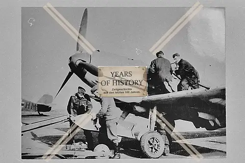Foto Flugzeug Aircraft  Me 109 anbringen einer Bombe Messerschmitt Jagdflugzeug