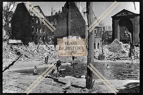 Foto Köln 1944-46 zerstört Trümmer Kinder schwimmen baden spielen im Wasser 