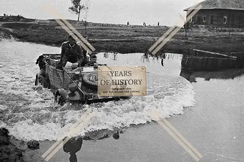 Foto Soldaten mit Pkw Jeep im Wasser Ostfront 1942